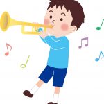 トランペットを吹く少年